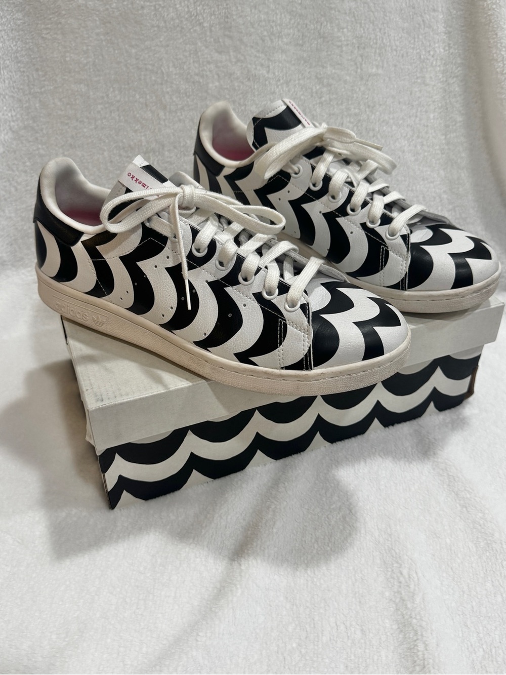 adidas Women's Black & White Wave-Graphic Sneakers